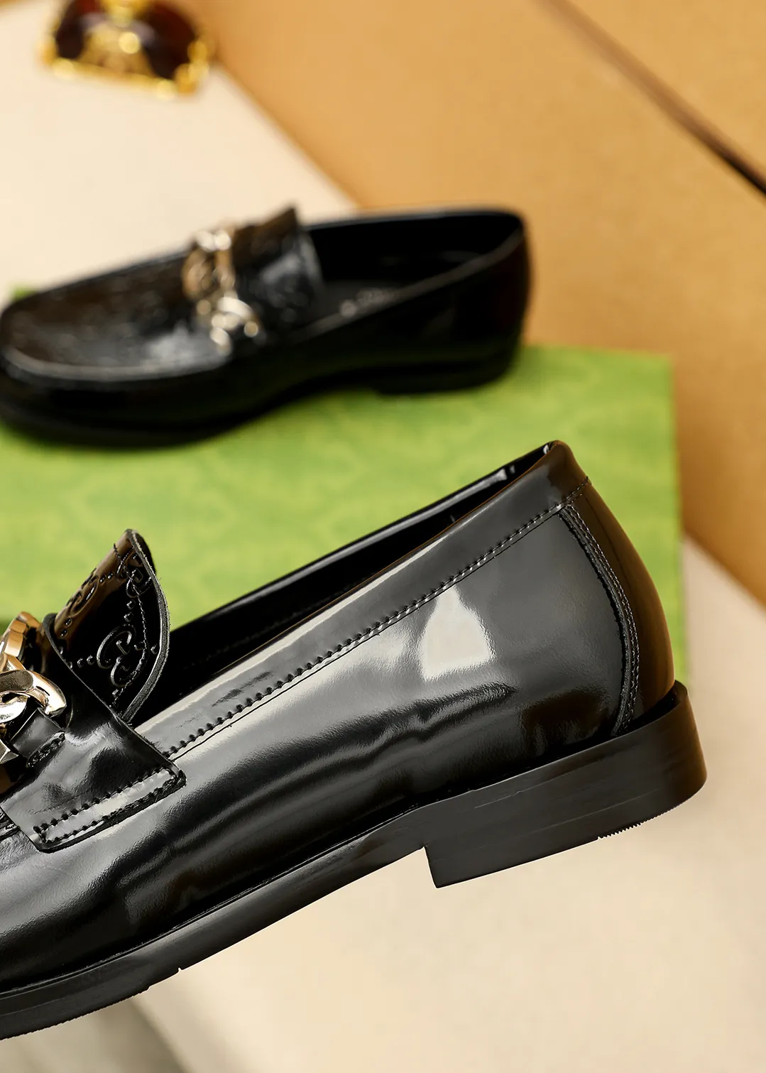 Men's shoes 💰480 💐 Product trademark: GUCCI "Gucci" casual leather shoes Regular size: 38-44 (45.46🉑️customized) Product materials: Selected imported first-layer open-edge beaded cowhide embossed upper + luxury hardware buckle, imported water-dyed cowhide leather lining. Strong three-dimensional visual effect, original outsole color: 2 colors available